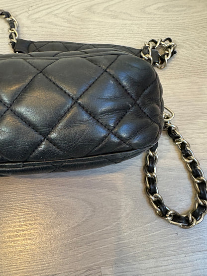 BIMBA Y LOLA. Bolso negro piel guateado
