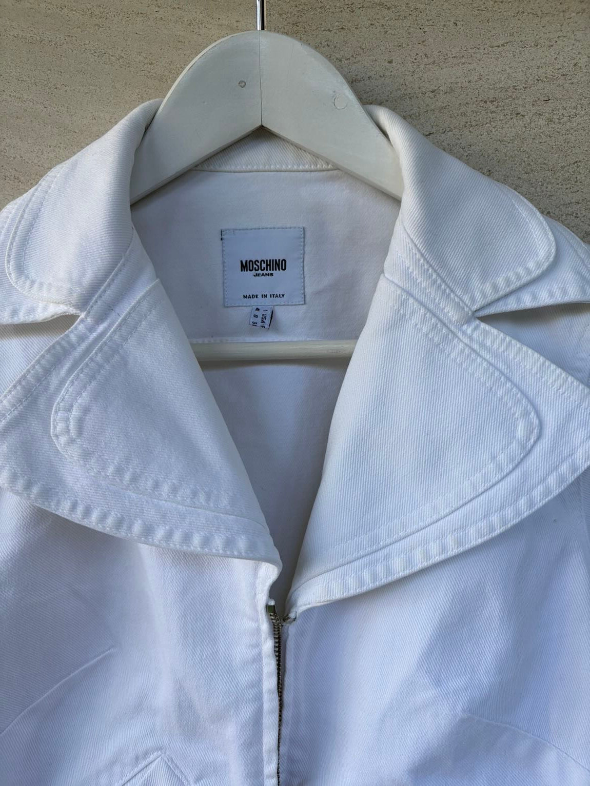 MOSCHINO. Chaqueta blanca denim cortita