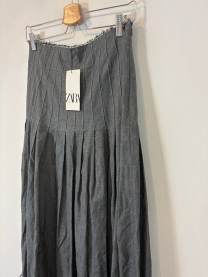 ZARA. Falda larga gris efecto denim