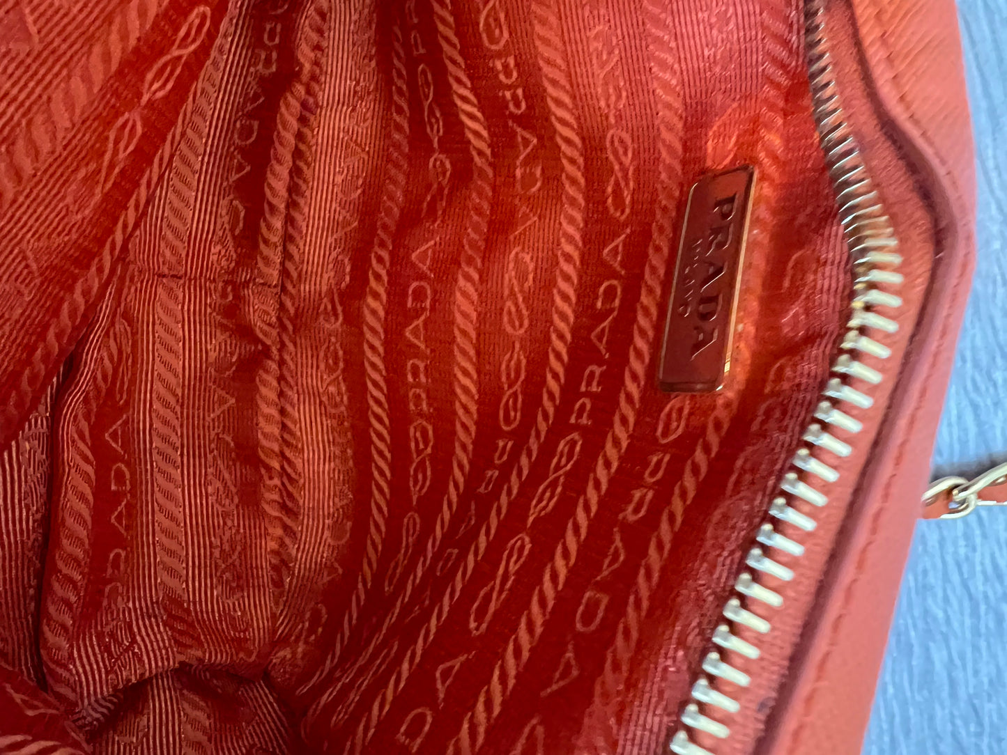 PRADA. Bolso mini Galleria naranja