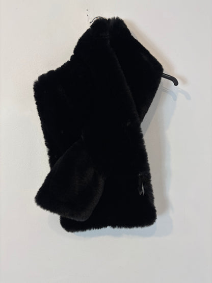 ZARA. Cuello doble textura en negro