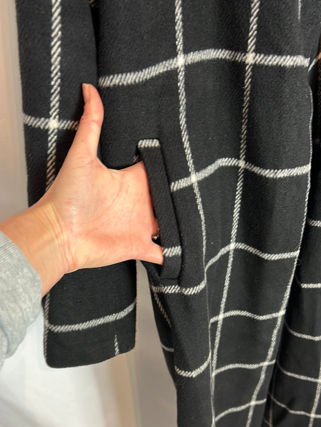 SHEIN. Abrigo negro largo cuadros. T L