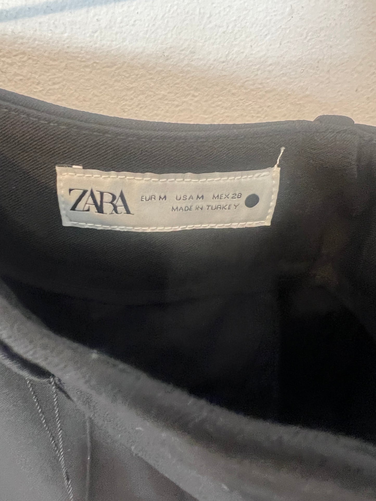 ZARA. Pantalón negro costura detalle cremalleras. T M