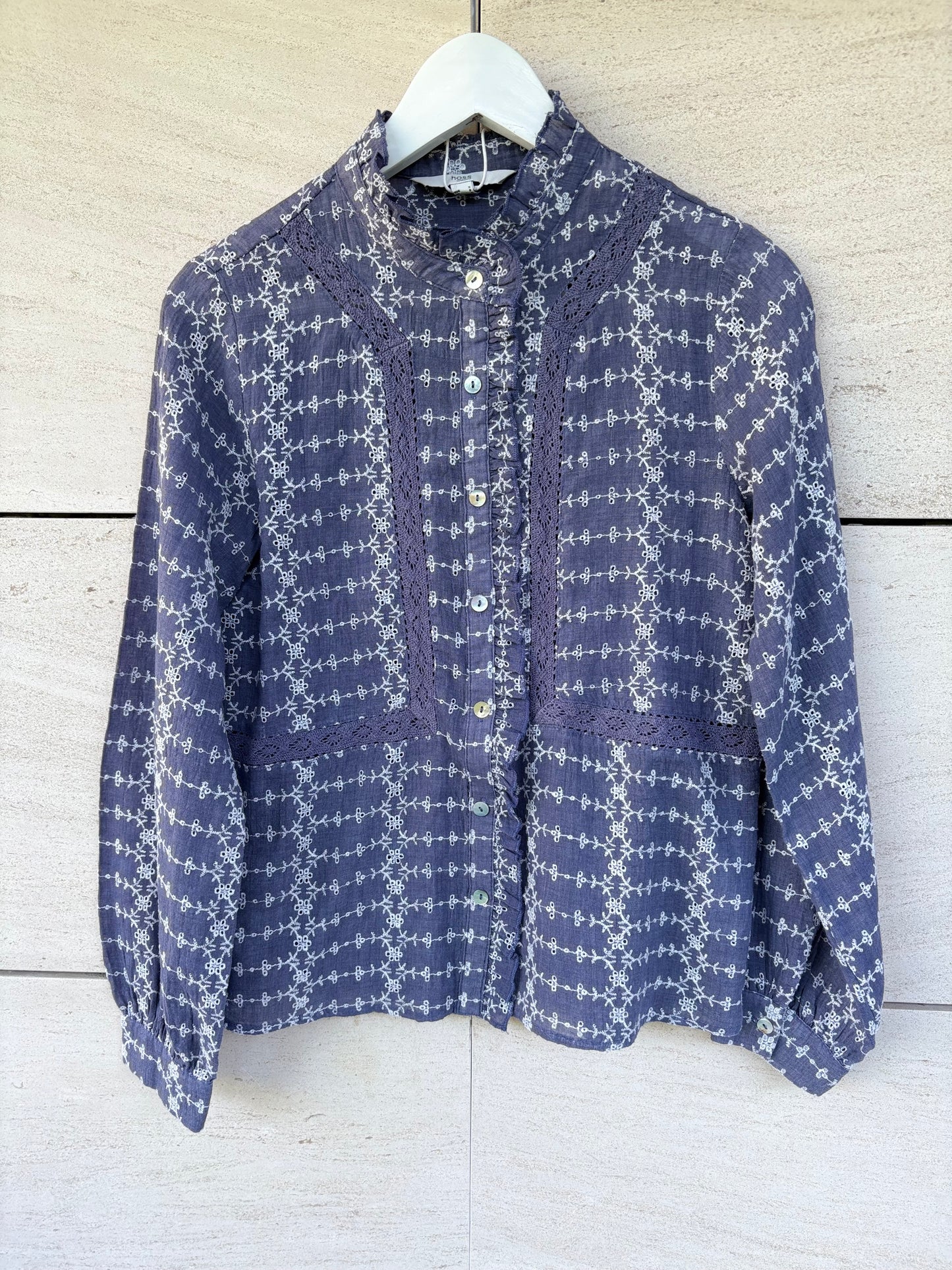 INTROPIA. Blusa azul bordada. T S