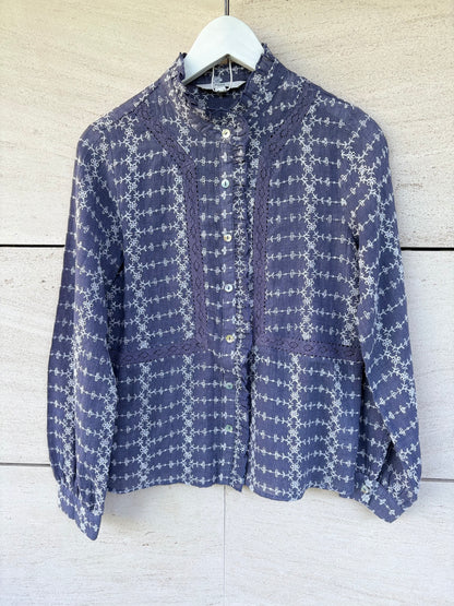 INTROPIA. Blusa azul bordada. T S