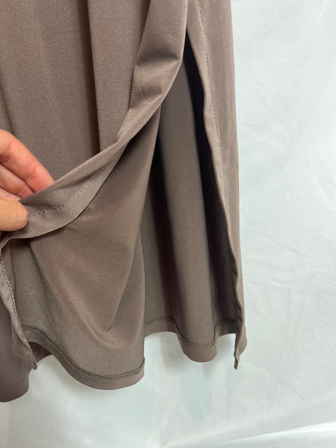 ZUA. Vestido midi marrón escote espalda. T M