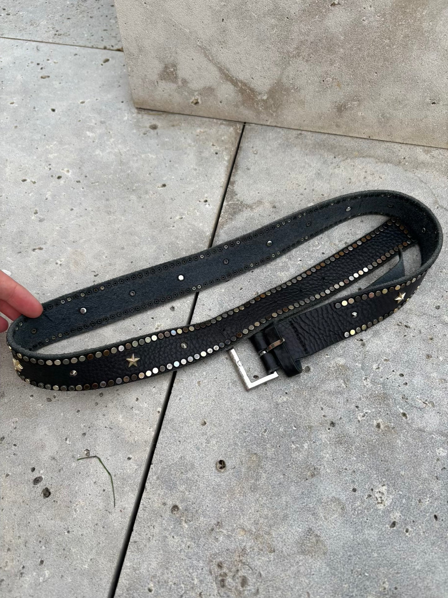 ZADIG & VOLTAIRE. Cinturón piel negro tachas estrellas