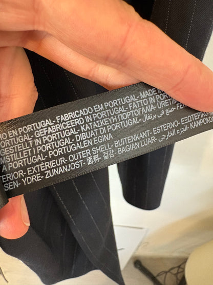 MASSIMO DUTTI. Americana negra raya diplomática