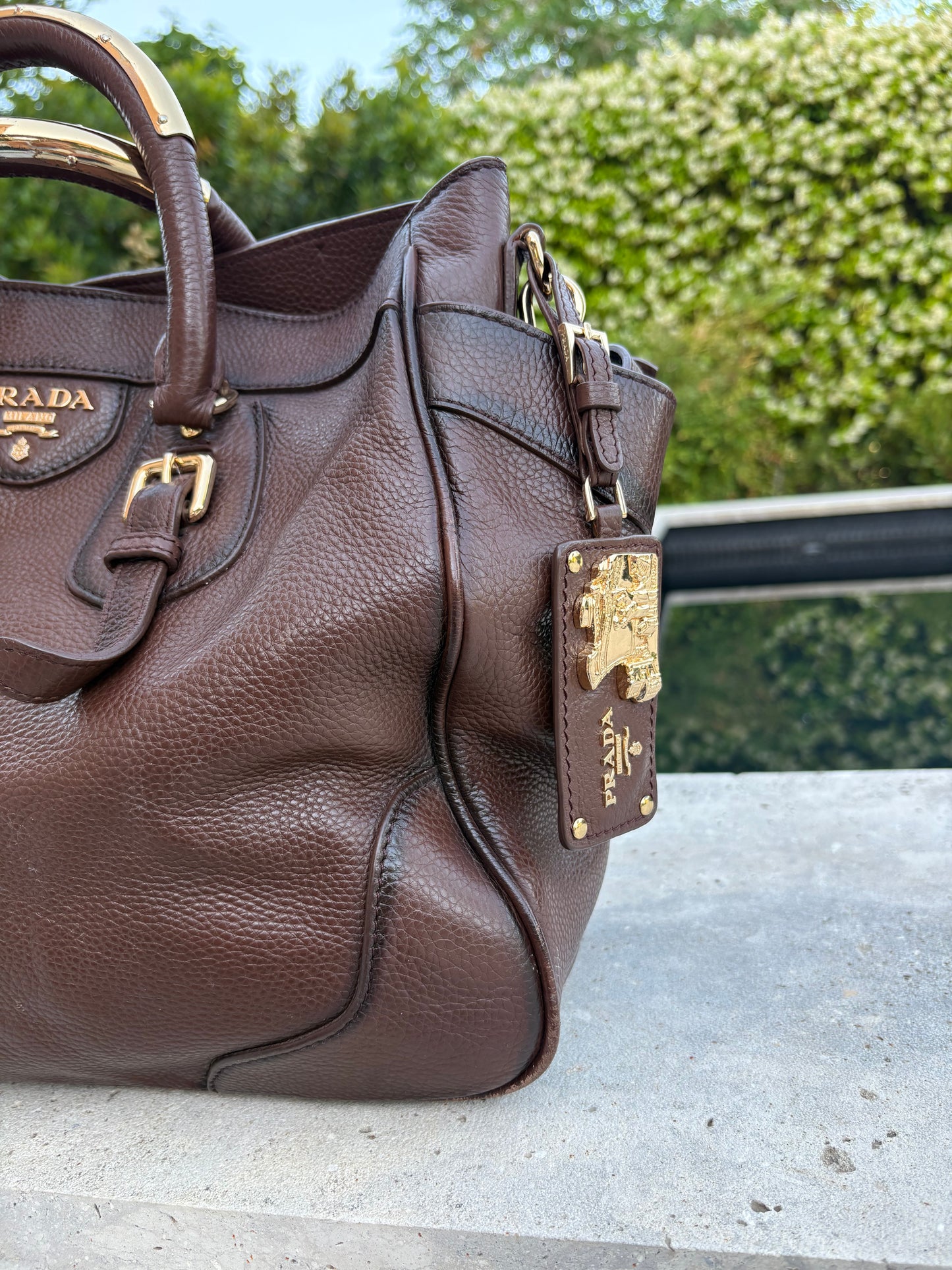 PRADA. Bolso marrón Vitello de piel granulada