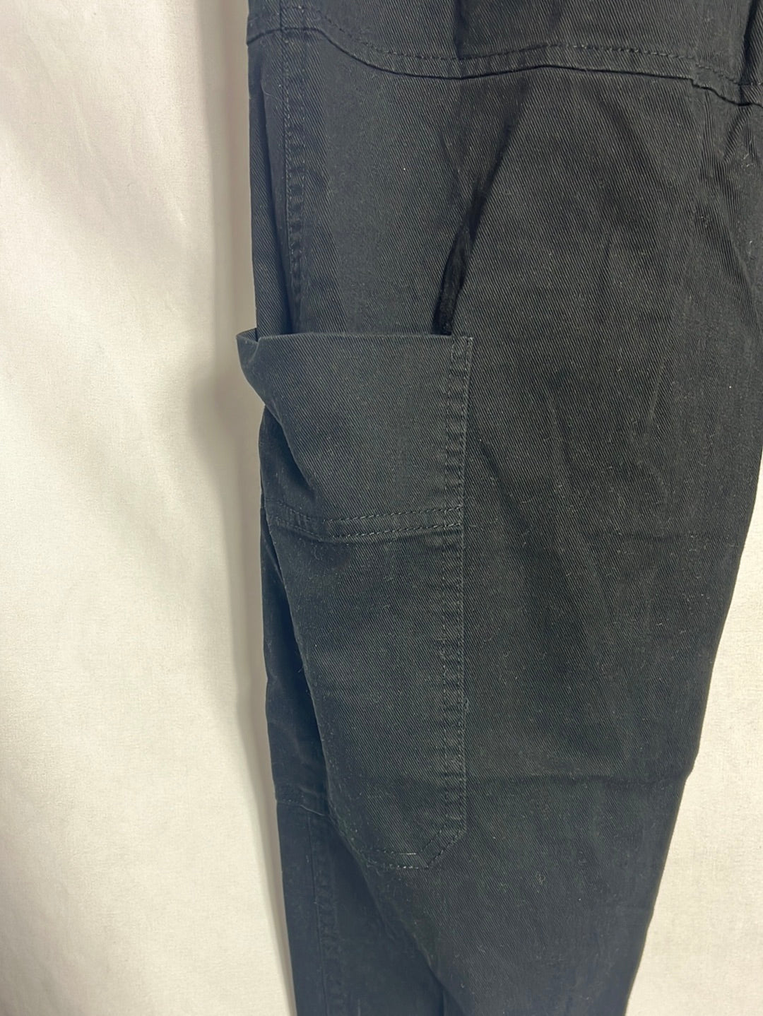 BERSHKA. Pantalón slouchy negro bolsillos. T 38