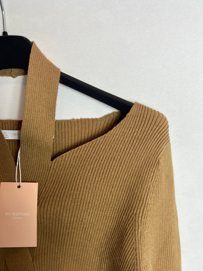MY PEEPTOES. Camel ribbed sweater with neck detail. TS