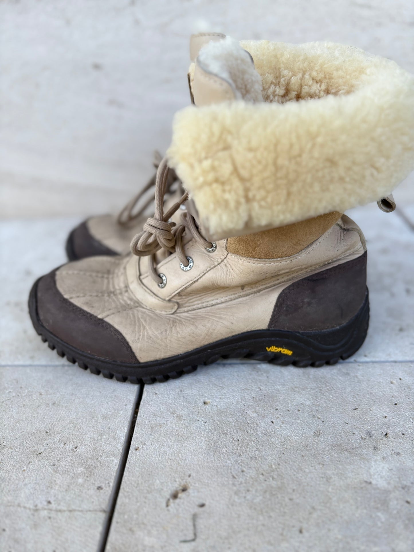 UGG. Botines piel y borrego. T 40