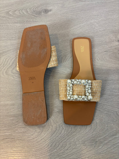 ZARA . Sandalia plana adorno. T 38