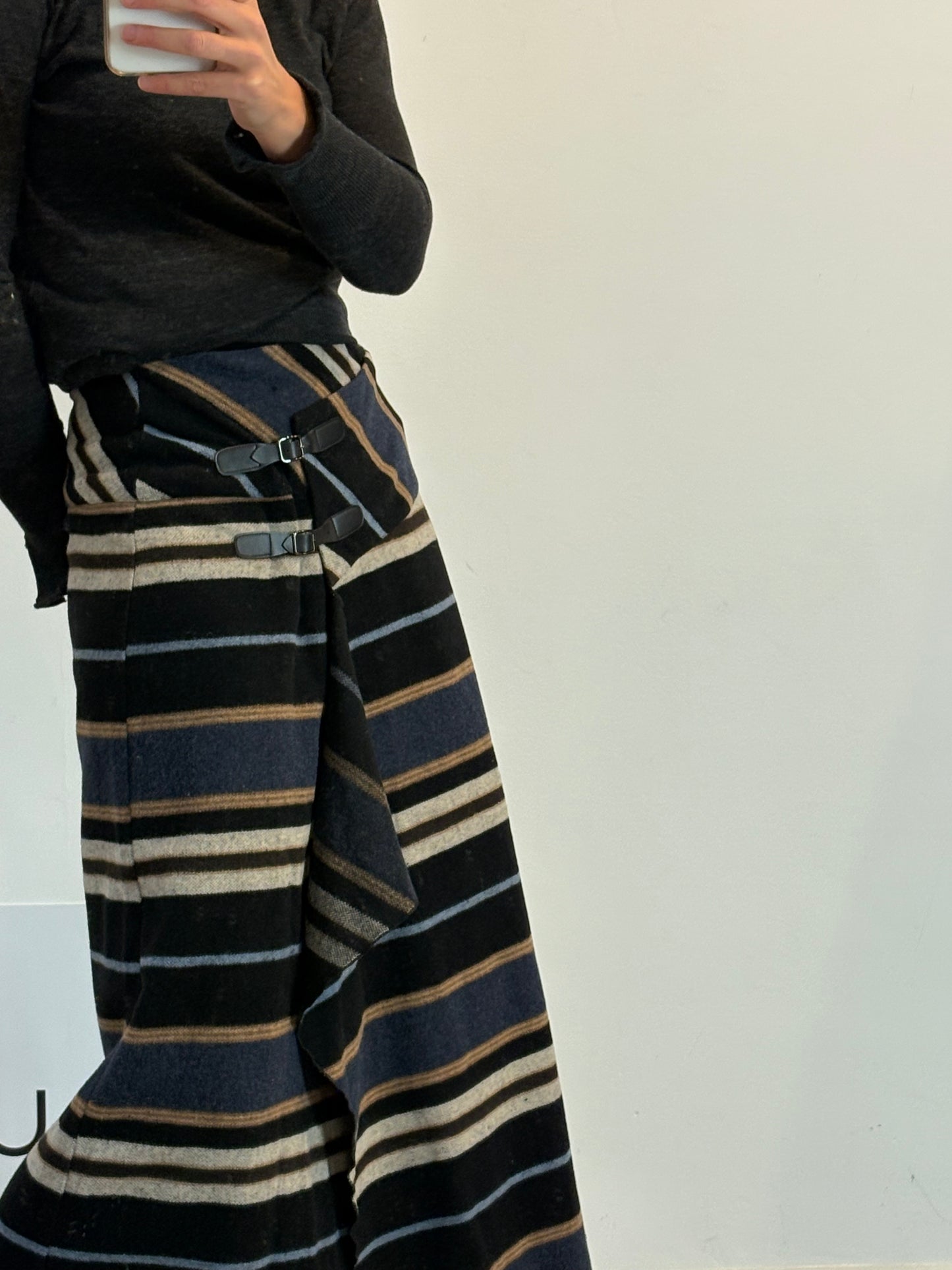 MI&CO. Falda midi rayas con lana