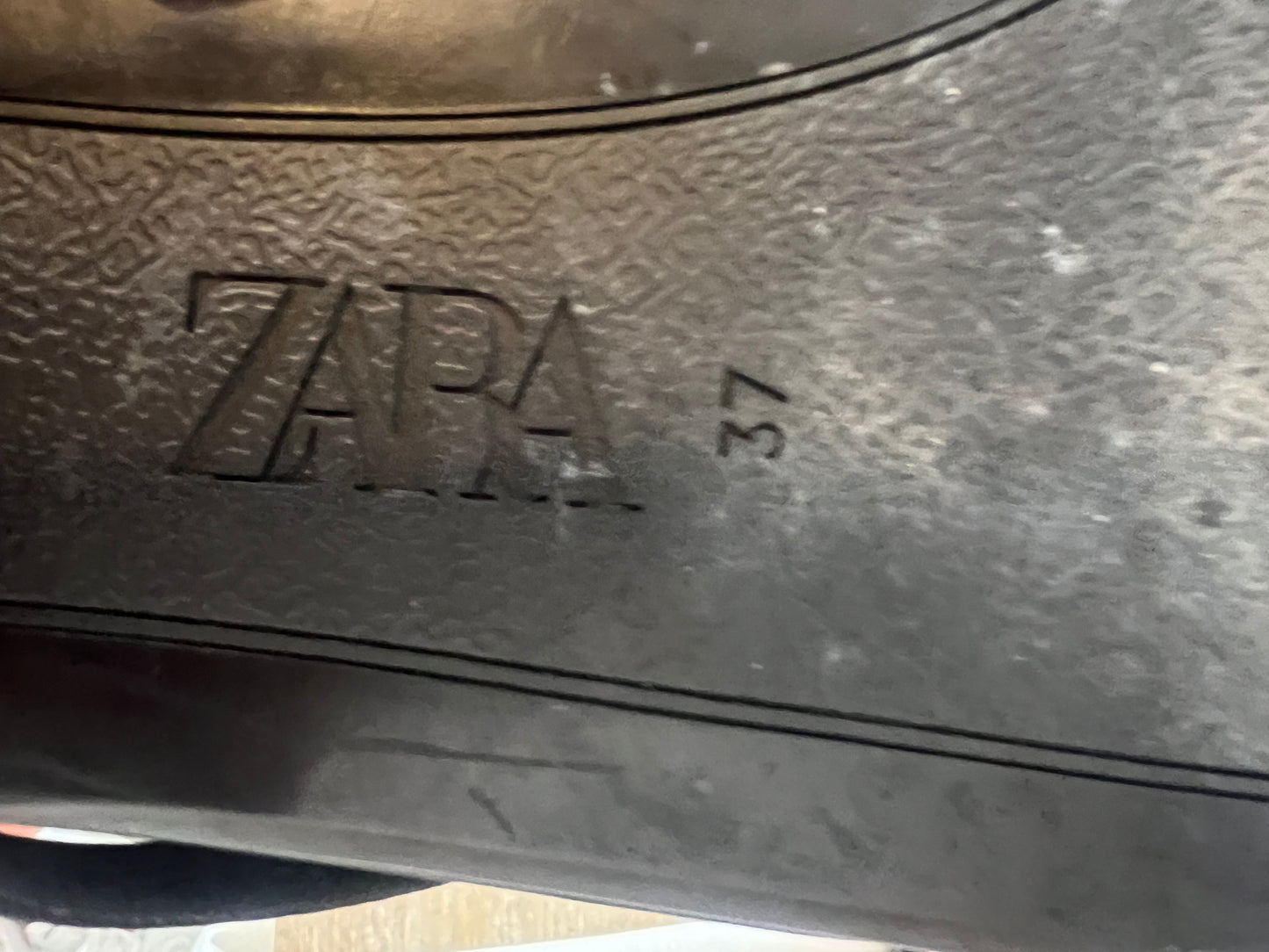 ZARA. Sandalia plana hojas tela. T 37