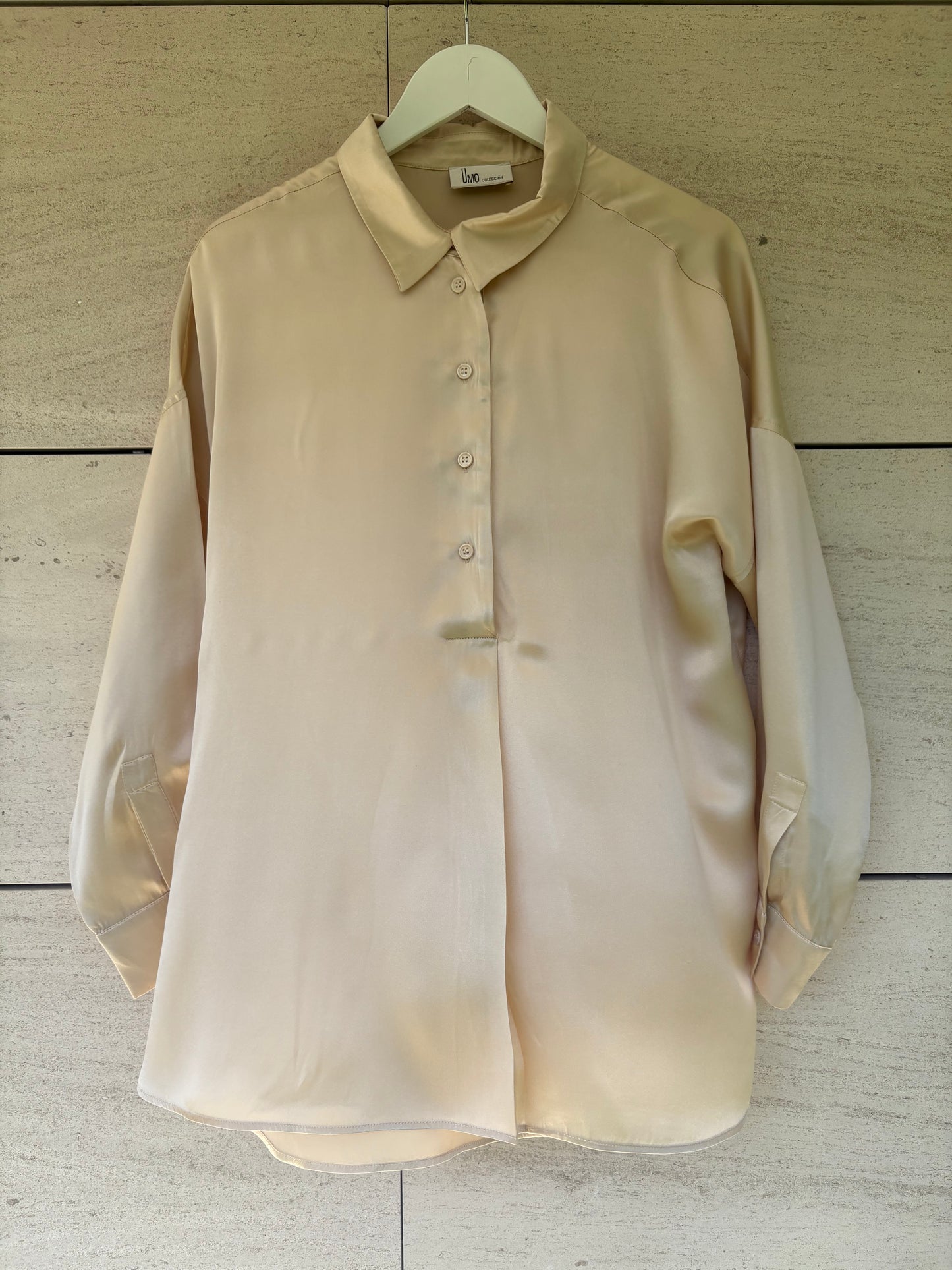 UMO. Blusa beige seda fluida T.38