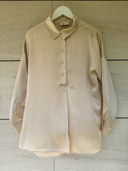 UMO. Blusa beige seda fluida T.38
