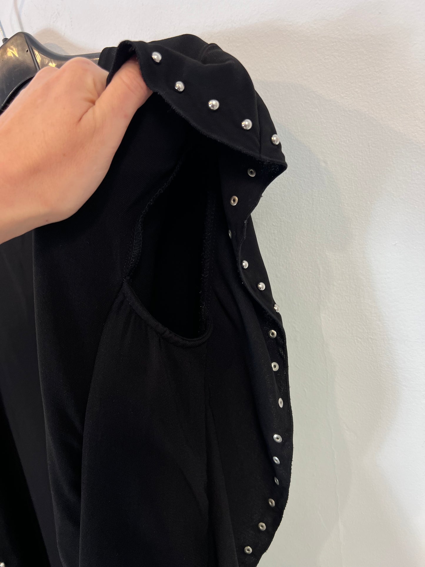 MANGO. Vestido croto volante tachuelas. T M