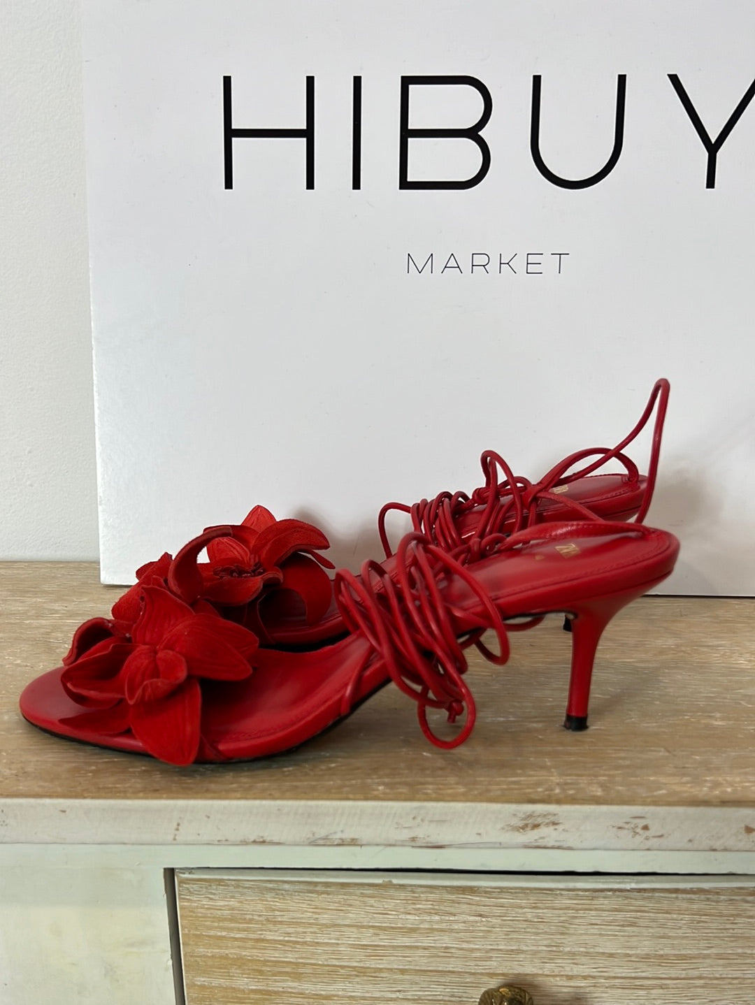 ZARA. Sandalia rojas flores T.40