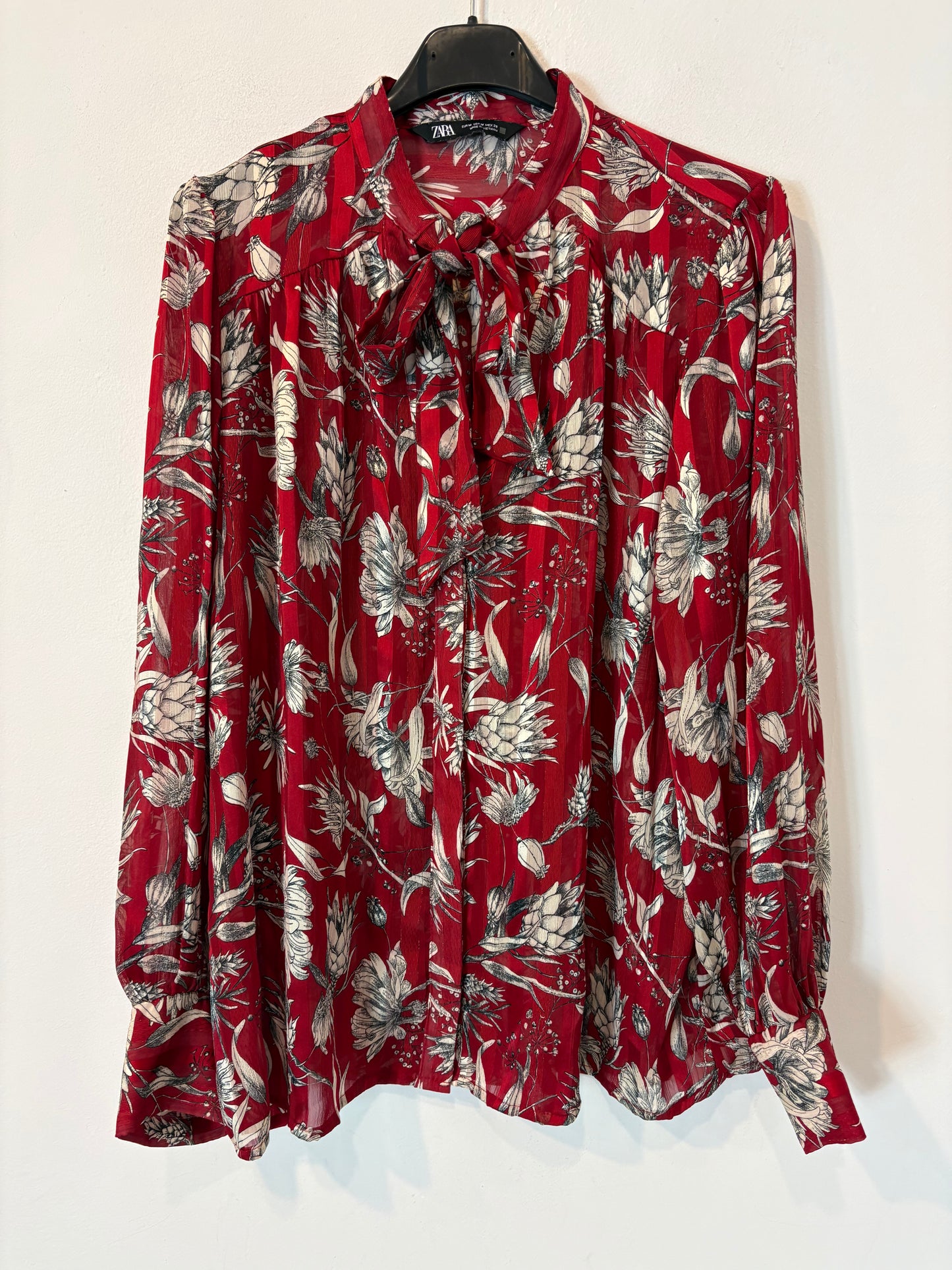 ZARA. Blusa fluida color vino