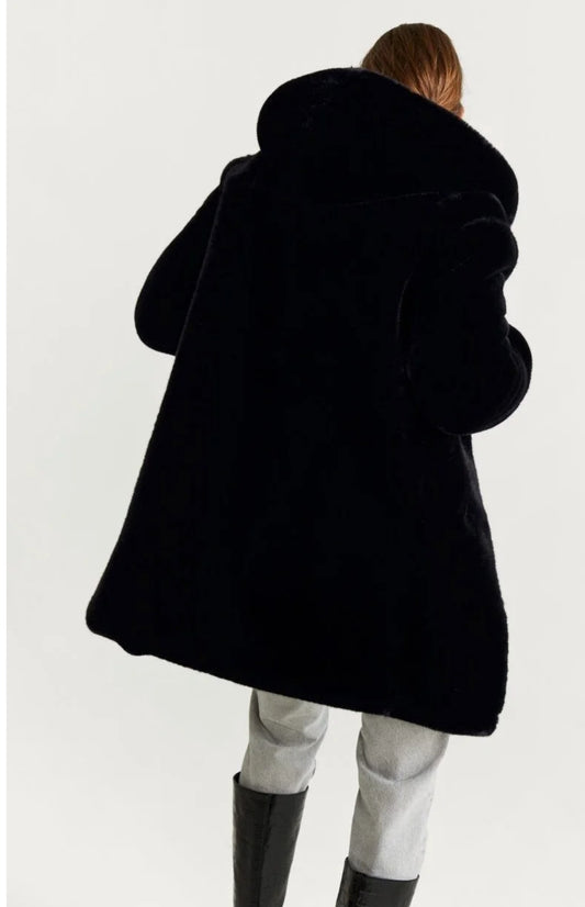 MANGO. Abrigo negro textura capucha