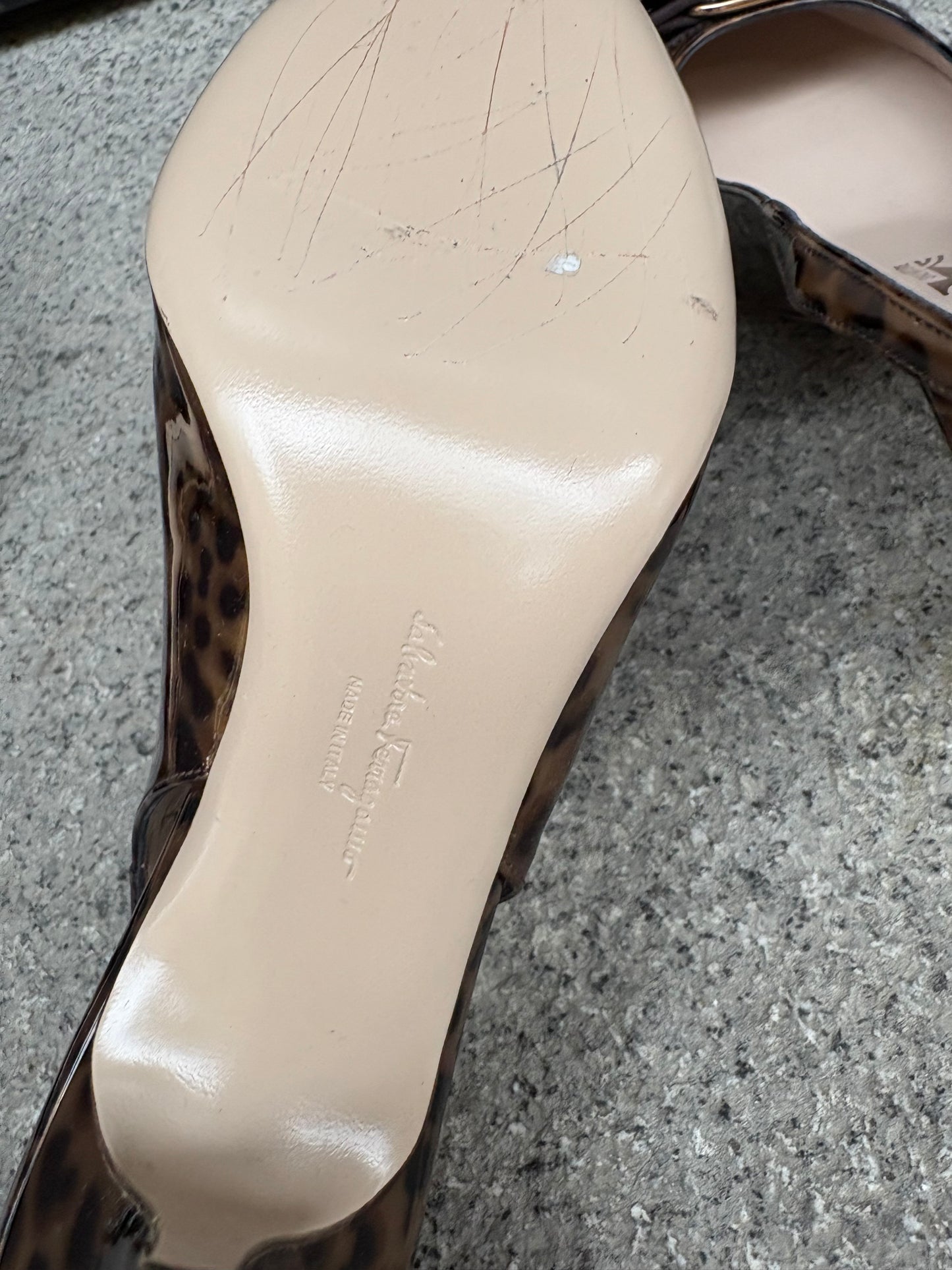 SALVATORE FERRAGAMO. Tacones charol animal print