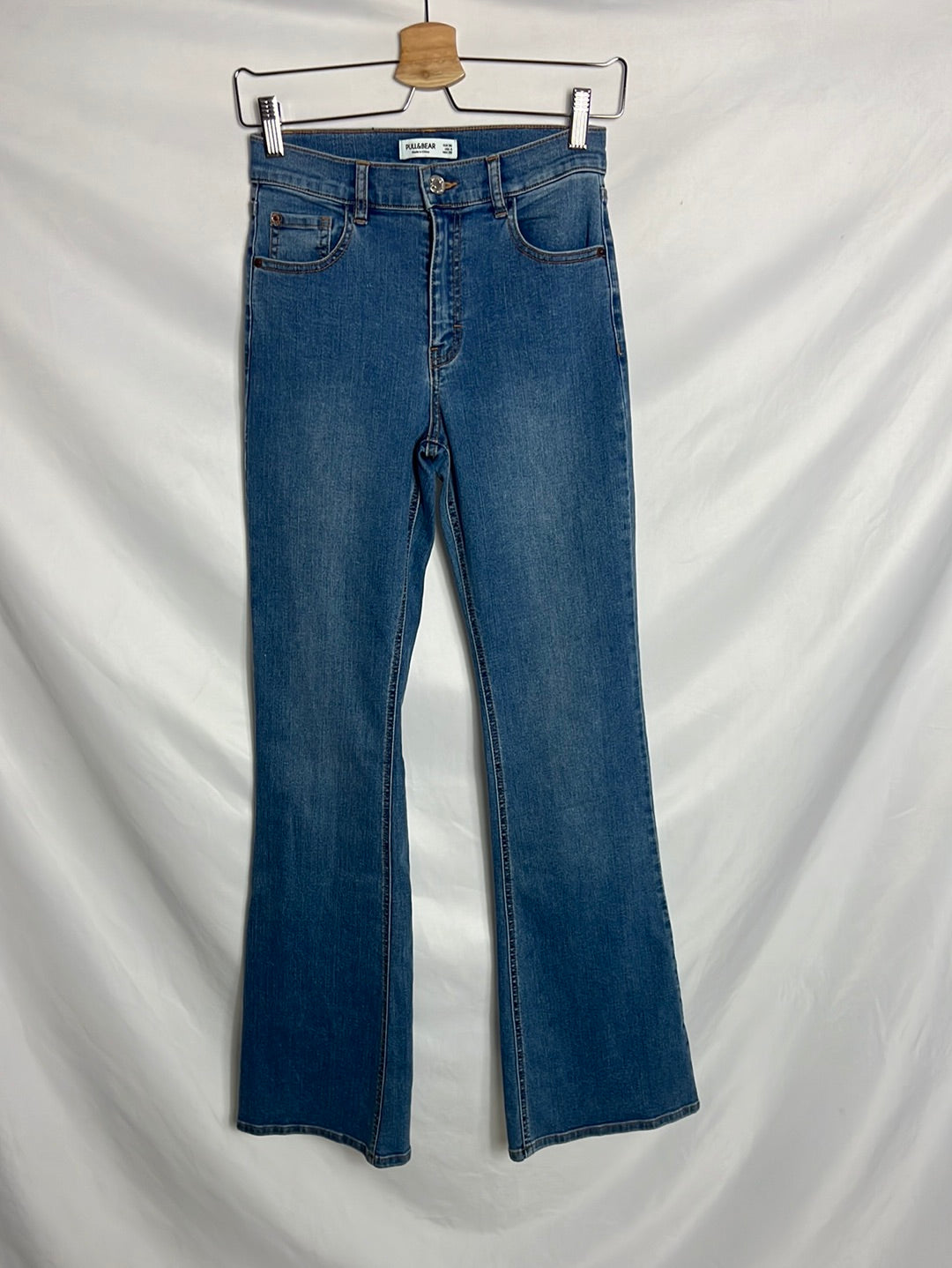 PULL&BEAR. Pantalón denim campana elástico. T 36