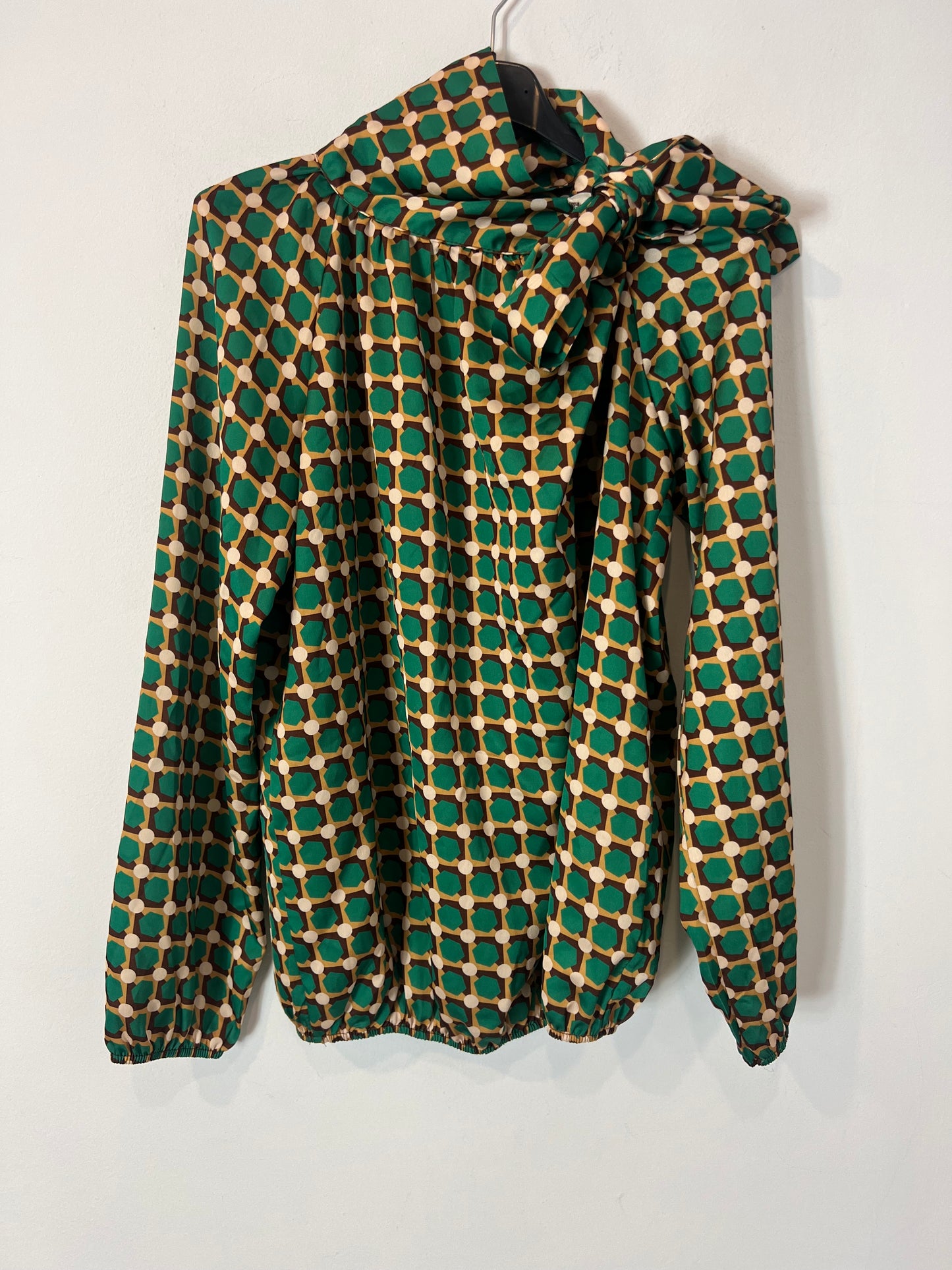 OTRAS. Blusa estampado retro lazada. T M