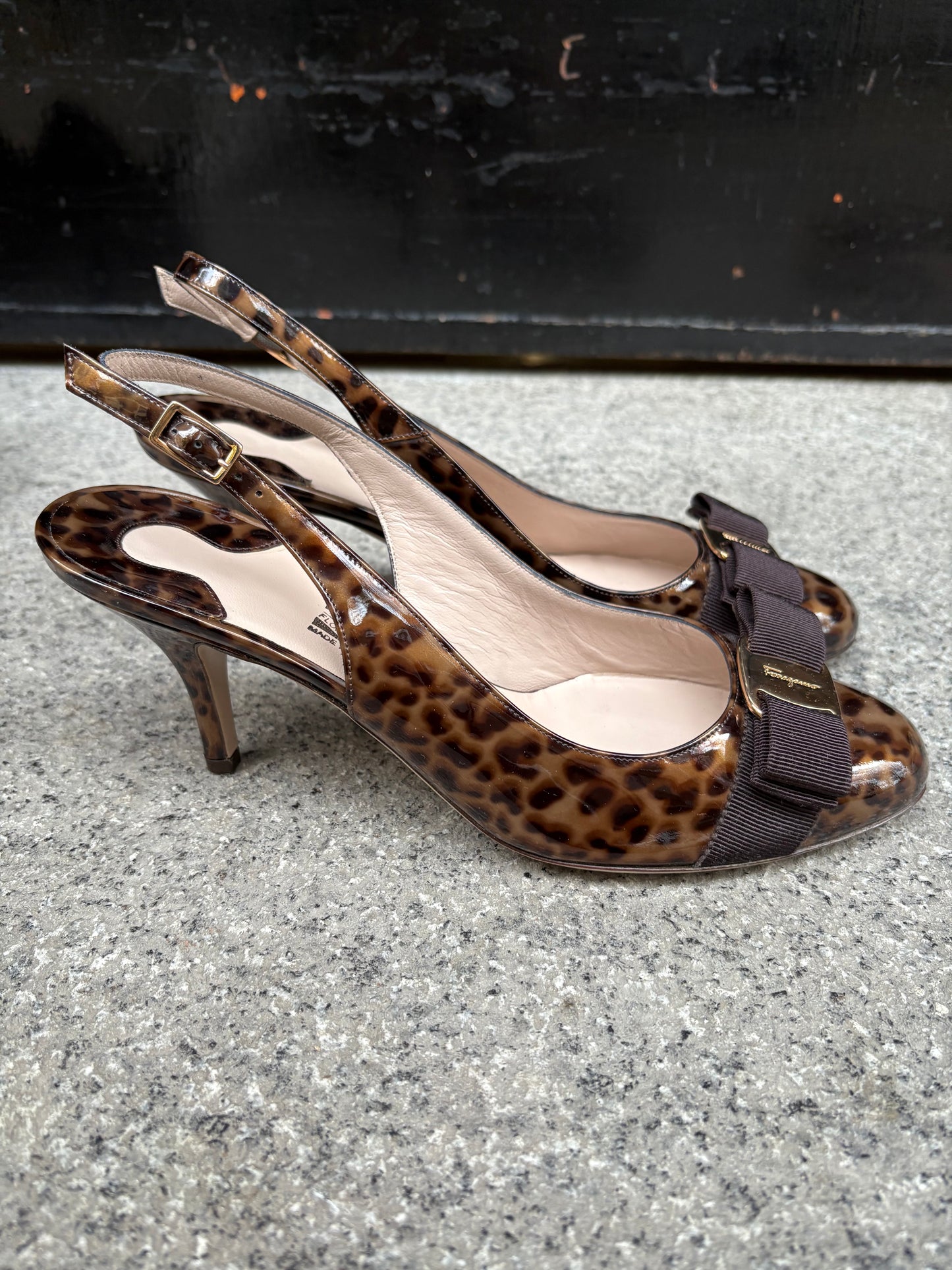 SALVATORE FERRAGAMO. Tacones charol animal print