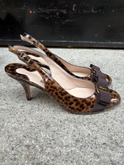 SALVATORE FERRAGAMO. Tacones charol animal print