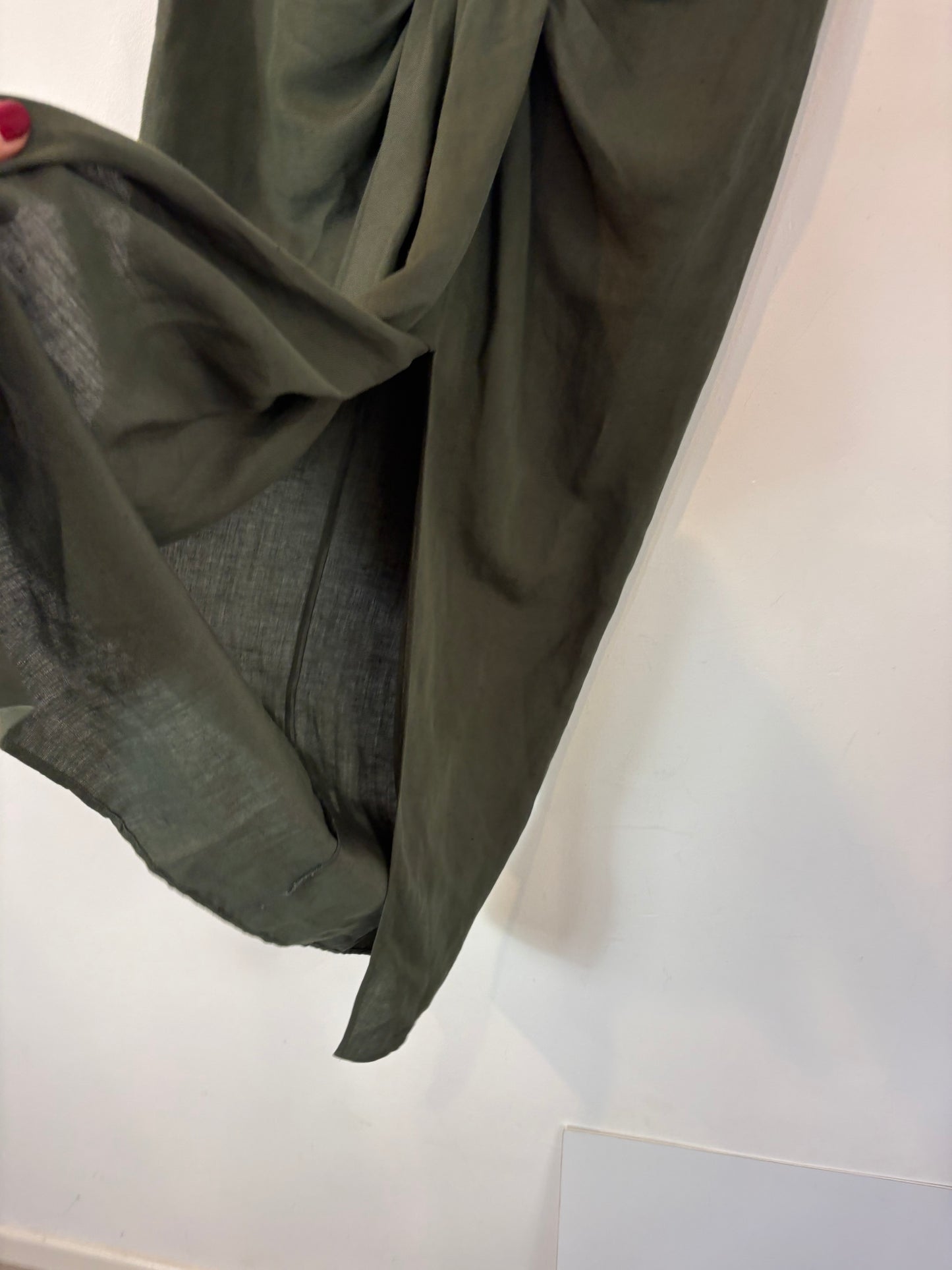 ZARA. Total look verde con lino