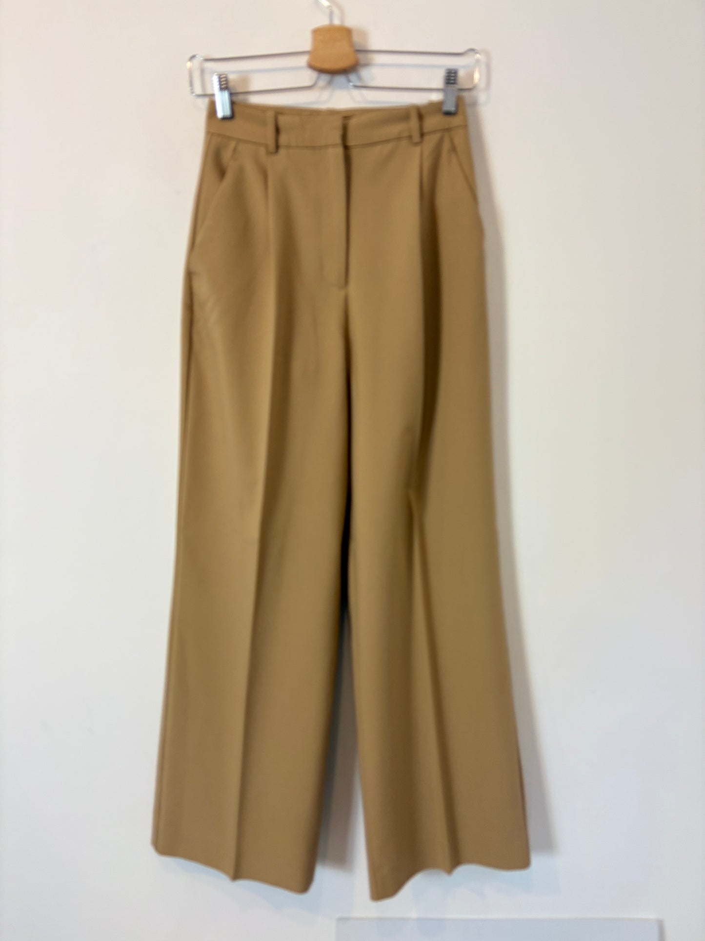 ZARA. Pantalón beige sastre. T XS