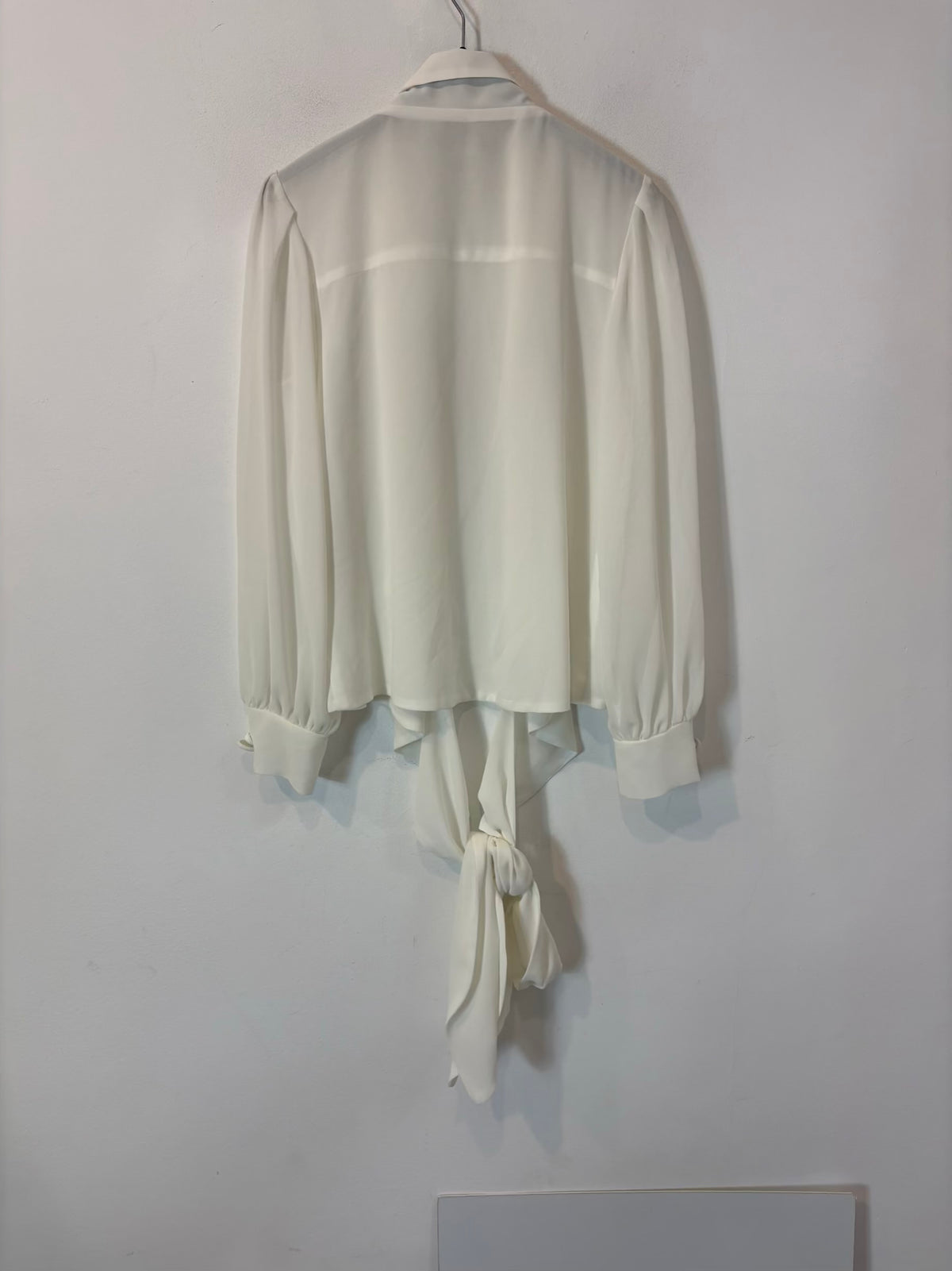 BIMANI. Blusa blanca fluida cruzada