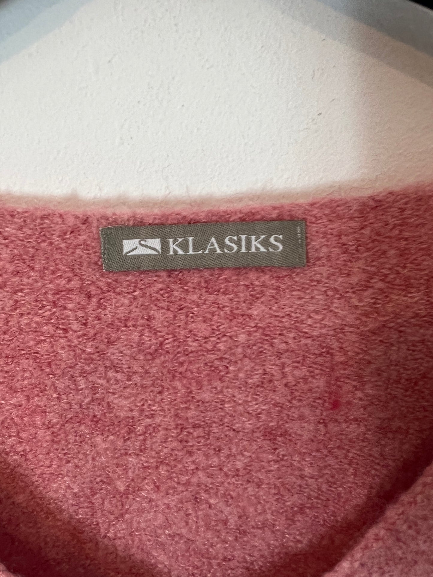 KLASIKS. Pink V-neck sweater Tu (s/m)
