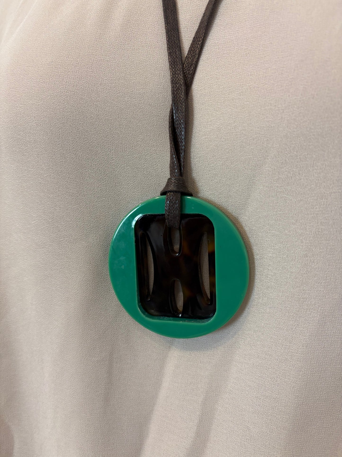 OTRAS. Collar cuero regulable colgante carey