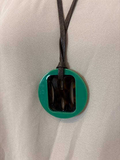 OTRAS. Collar cuero regulable colgante carey