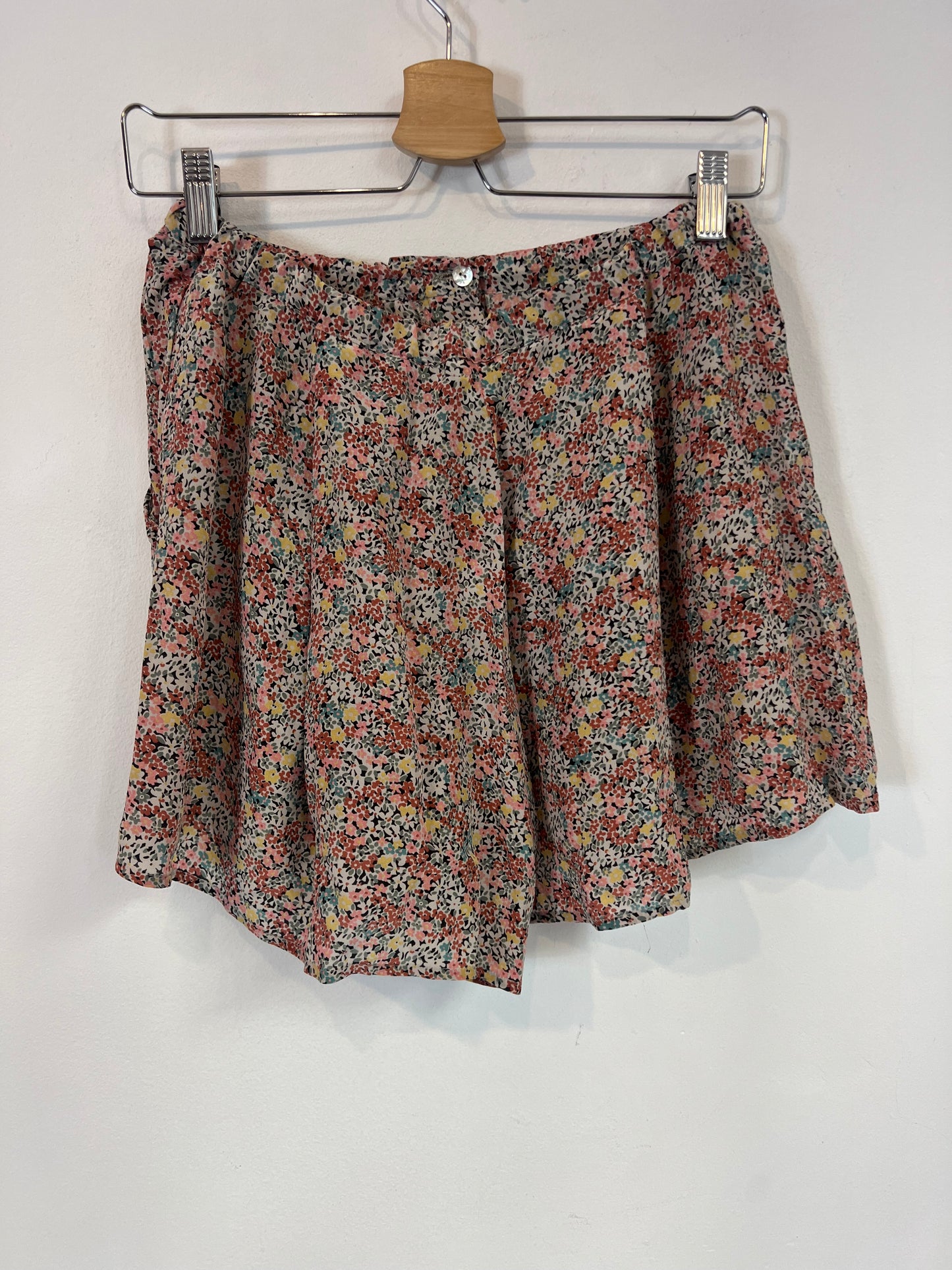 TCN. Pantalón corto seda. T 38