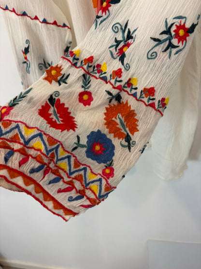 ZARA. Blusa blanca bordados colores