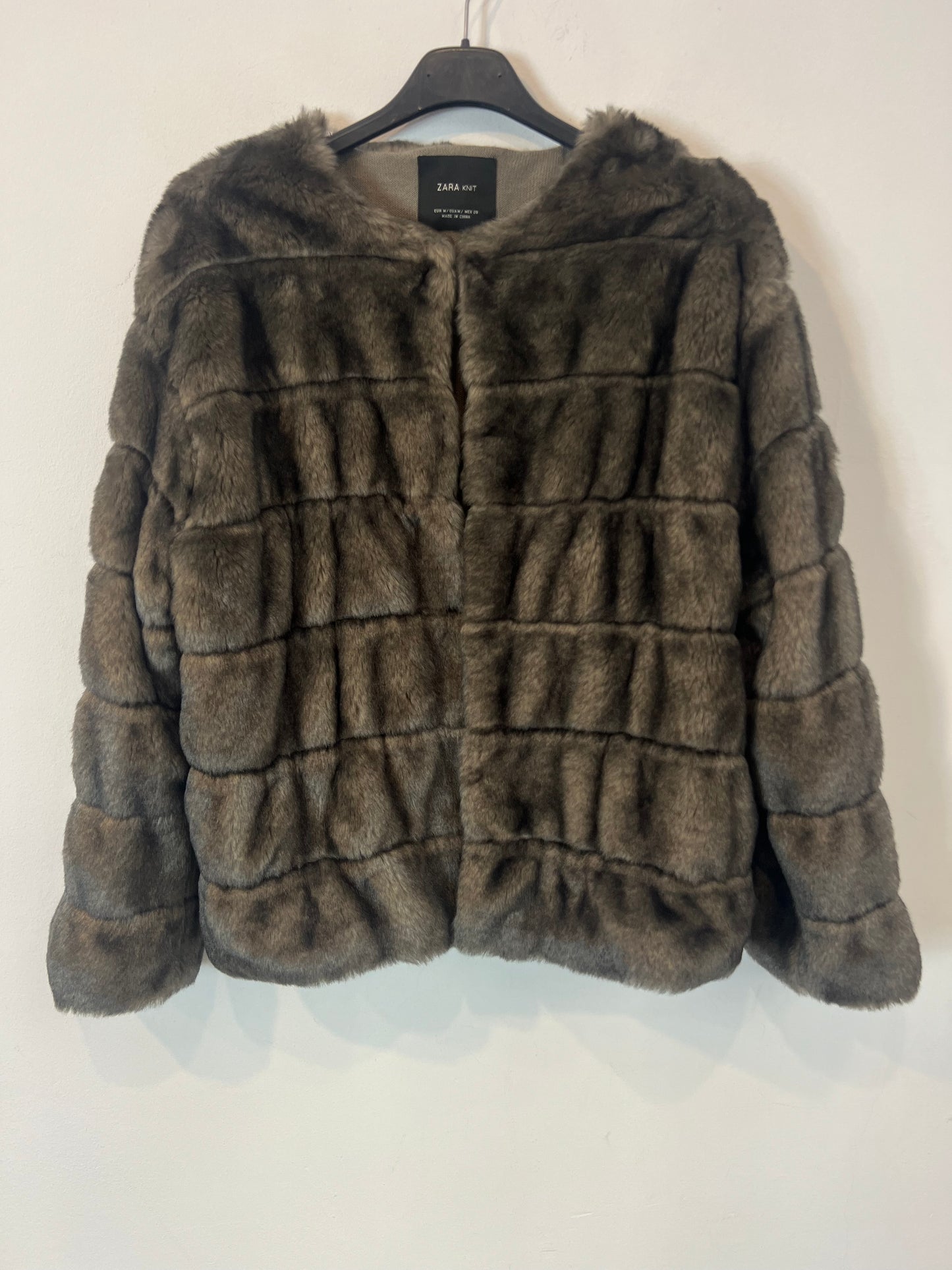 ZARA. Chaqueta pelo tonos grises. T M