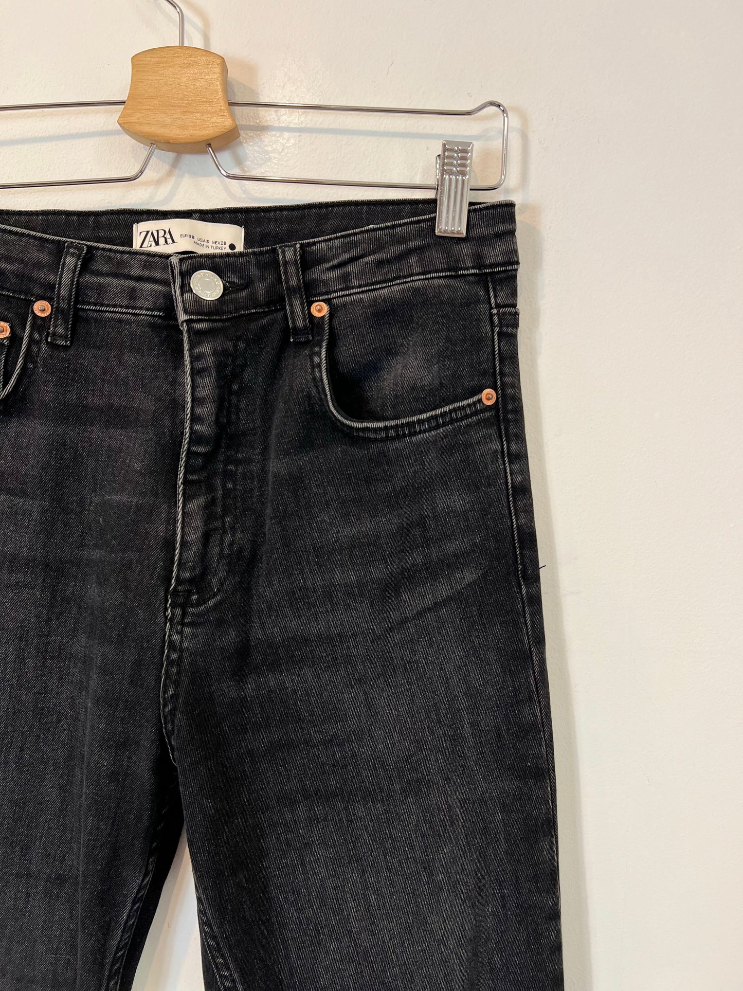 ZARA. Pantalón negro aberturas T.38