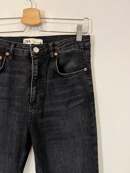 ZARA. Pantalón negro aberturas T.38