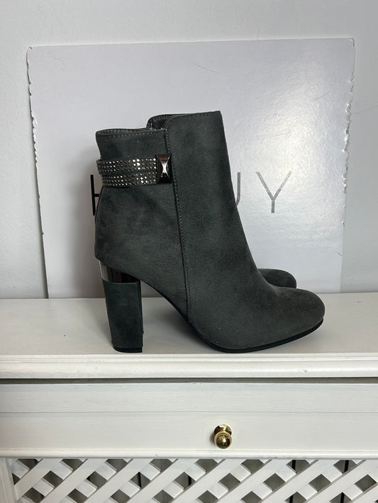 AITA. Botines grises detalles. T 40