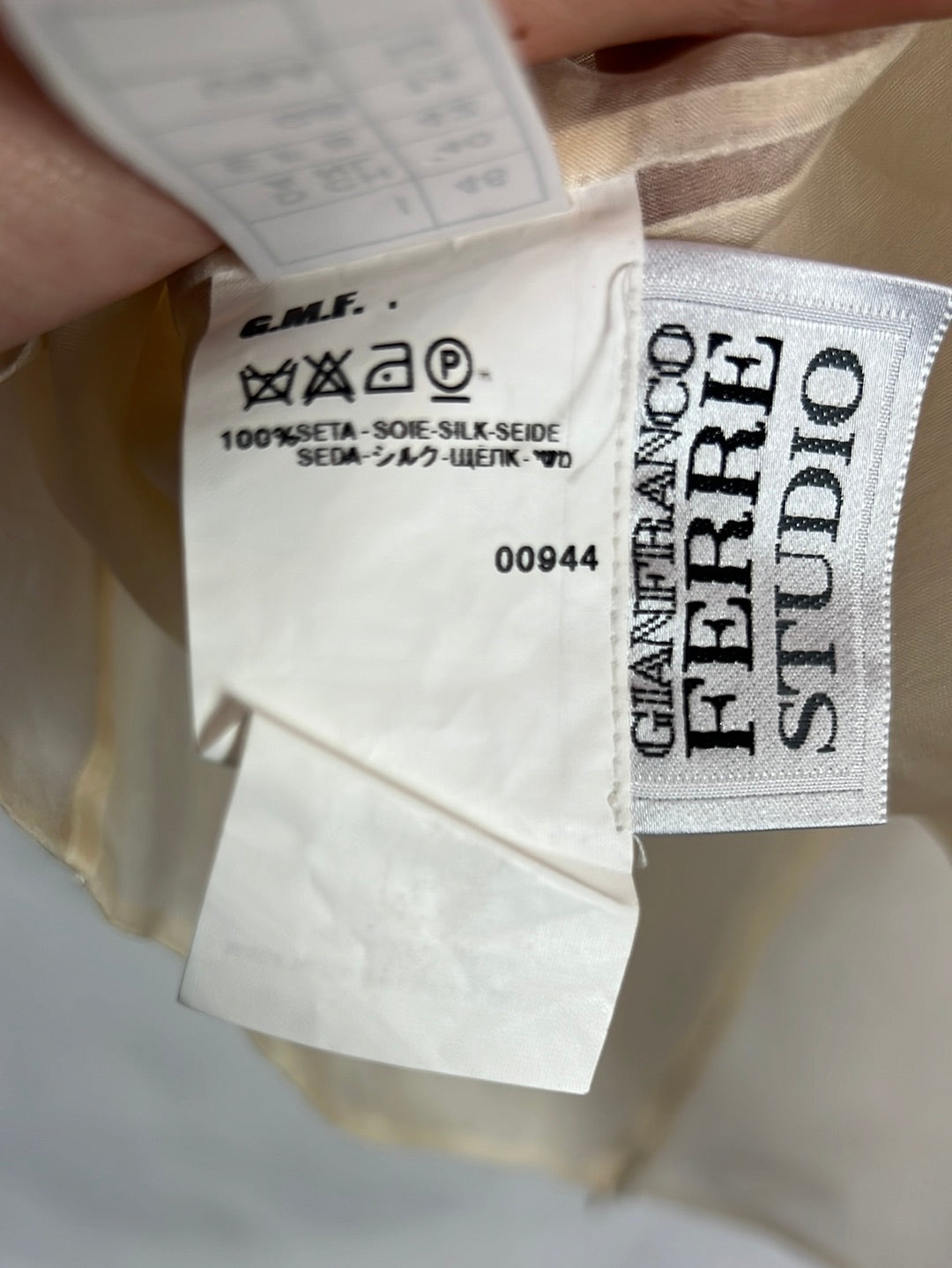 GIANFRANCO FERRÉ. Silk set with sleeve detail. Size 42