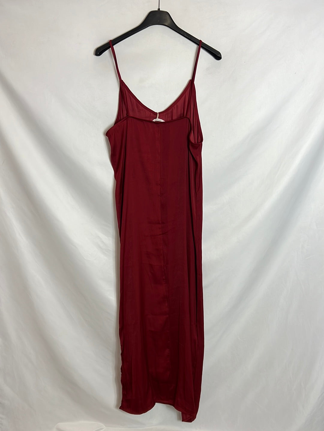 MANGO. Vestido midi burdeos apertura. T L