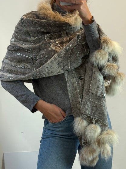 OTRAS. Capa bordada con pelo