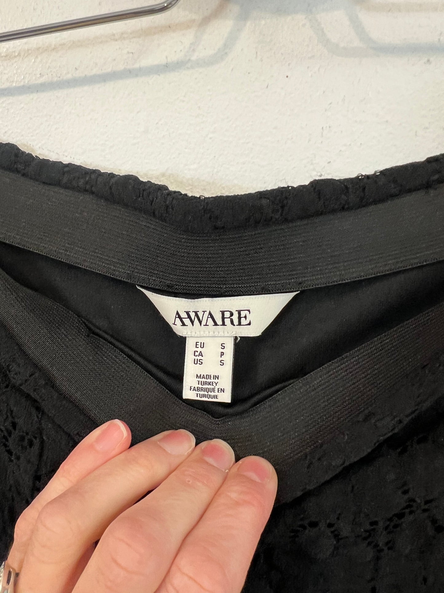 AWARE. Falda midi negra encaje06