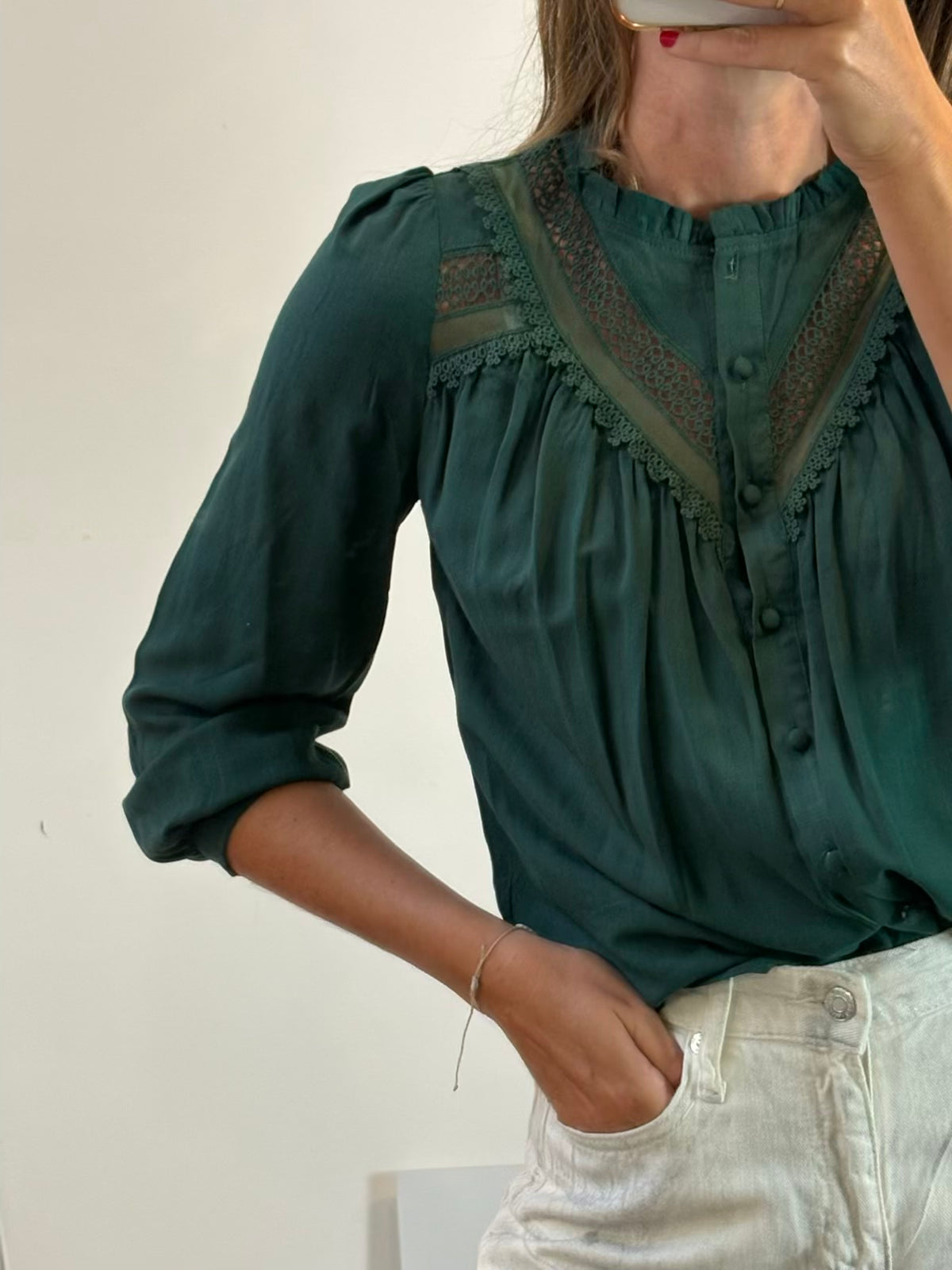 POLÍN ET MOI. Blusa verde fluida detalles
