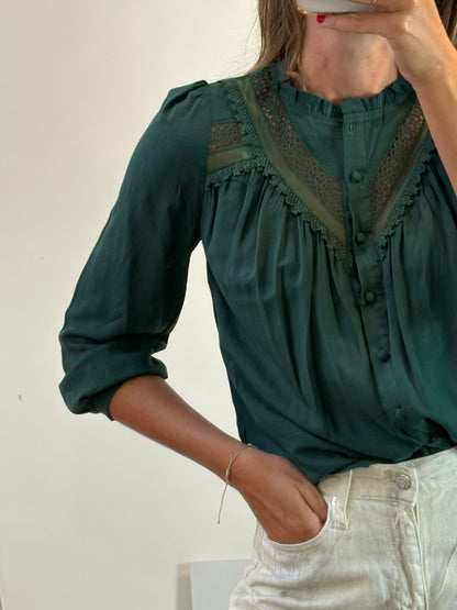 POLÍN ET MOI. Blusa verde fluida detalles