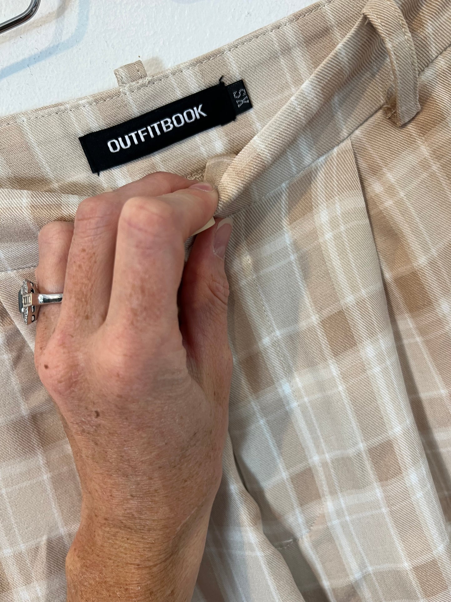 OUTFITBOOK. Pantalón fluido cuadros beige T.xs