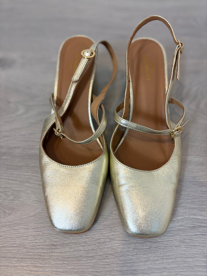 PETITE MENDIGOTE. Tacones dorados hebilla